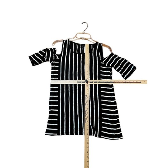 Cable & Gauge Top Women's Medium Black White Striped Cold Shoulder Round Neck - Picture 4 of 4